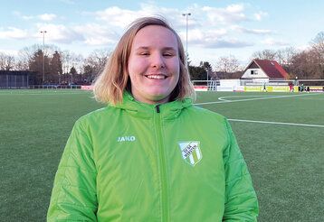 Porträt von Trainerein Jule Naßenstein auf einem Fußballplatz
