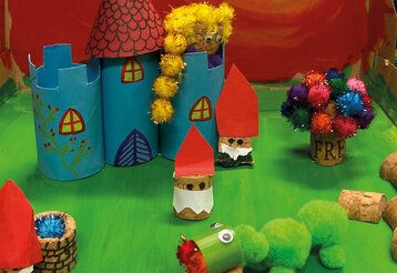 Märchenland gebaut aus bemalten Klopapierrollen und Korken
