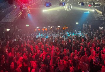 Veranstaltungssaal, in dem viele Frauen feiern und tanzen