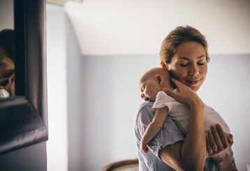 Mutter mit Baby auf dem Arm