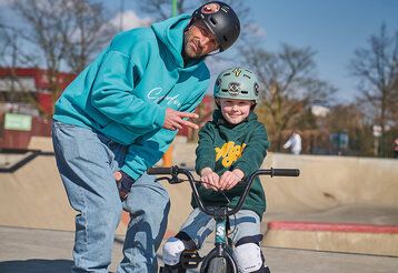 Mann und Kind im Skatepark Eller