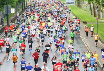 Marathon Läufer und Läuferinnen laufen durch Düsseldorf
