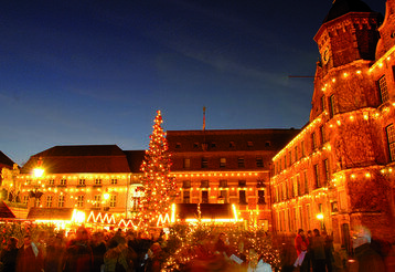 Der Weihnachtsmarkt auf dem Düsseldorfer Marktplatz am Abend