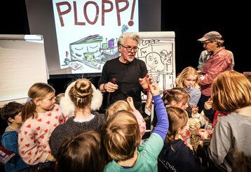 Martin Baltscheit mit Kindern beim Plopp-Festival