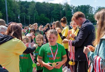 Bei der Siegerehrung überreichte Stadtdirektor Burkhard Hintzsche den Kindern Urkunden und Medaillen und dankte den freiwilligen Helferinnen und Helfern für ihren Einsatz.
