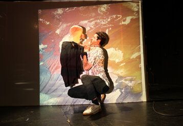 Leon Schamlott mit einer seiner selbst gebauten Puppen auf der Bühne