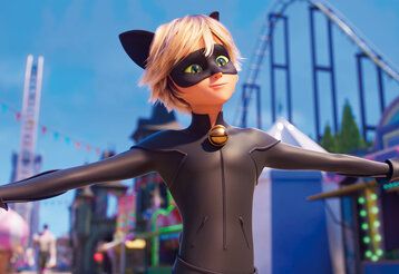 Blonde Frau mit Augenmaske und angesteckten Katzenohren steht mit ausgebreiteten Armen auf einem Kirmesplatz, Animations-Illustration