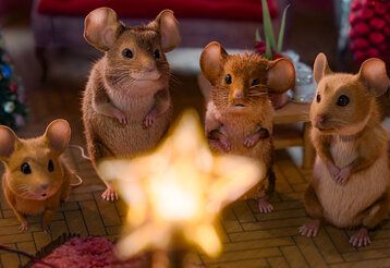 Szene aus dem Film Mission Mäusejagd Chaos untern Weihnachtsbaum, vier Mäuse gucken einen leuchtenden Deko-Stern an