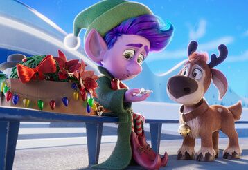 Szene aus dem Film: Mission Santa – Ein Elf rettet Weihnachten, Elf ist traurig. Rentier steht hilflos daneben