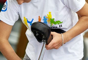 Person im Anschnitt, Einradsattel in der Hand