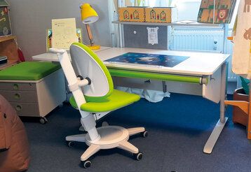 Kinderschreibtischstuhl und Kinderschreibtisch im Geschäft
