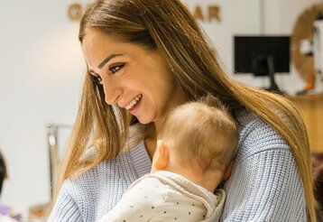 Mutter mit Baby auf dem Arm