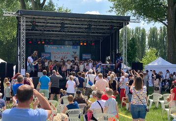 Open-Air-Bühne mit Publikum