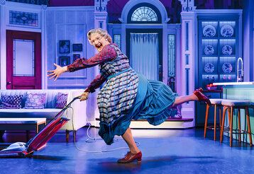 Mrs. Doubtfire staubsaugt tanzend auf der Bühne