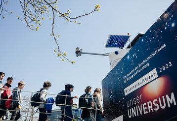 Jugendliche auf dem Weg zur MS Wissenschaft