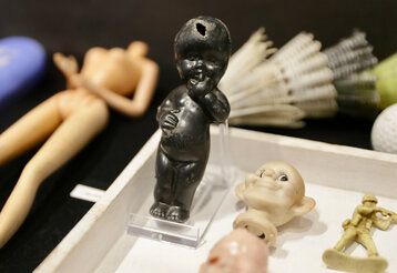 alte Spielzeugfiguren und Federbälle