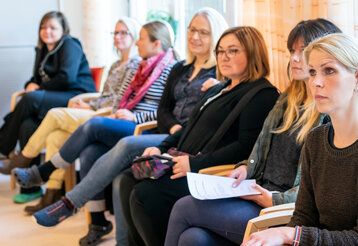 sieben Frauen sitzen nebeneinander, Infoveranstaltung