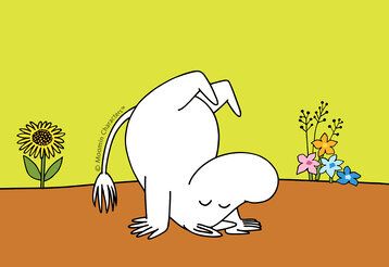 Mumin macht Purzelbaum, am Rande Blumen