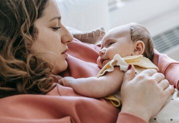 Mutter mit Baby auf dem Arm