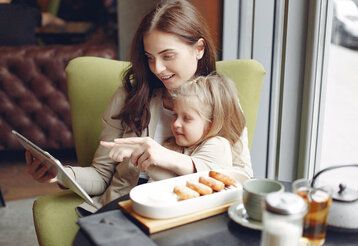 Mutter mit Tochter im Cafe