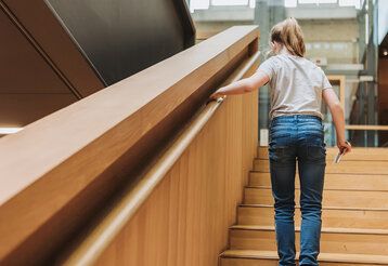 Nachtwache, ein Mädchen geht eine Treppe im  LVR Landesmuseum Bonn herauf