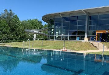 Freibad mit Blick auf Hallenbad und Liegewiese