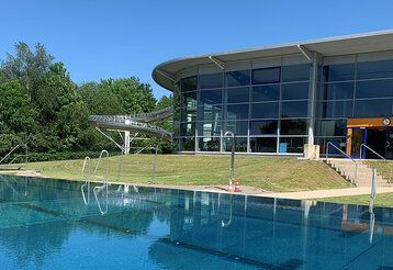 Neanderbad Außenbereich, mit Blick auf Freibad, Halle und Rutschbahn