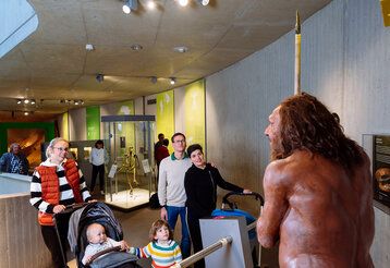 Besucher der Dauerausstellung des Neanderthal Museums betrachten Mr. N