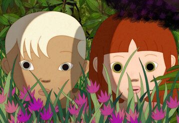 Szene aus dem Zeichentrickfilm Nina und das Geheimnis des Igels, zwei gezeichnete Kinder stehen im Gebüsch und gucken mit großen Augen in die Kamera