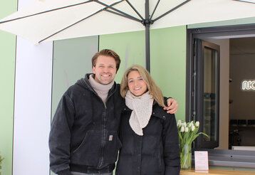 Porträt von Norman und Caroline Metzing vor NOCA im Sternwartpark