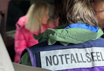 Notfallseelsorger im Einsatz, von hinten