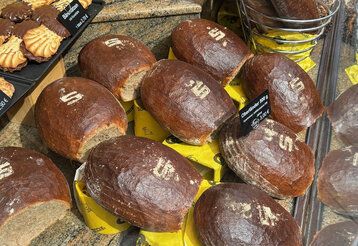 Oberländer Brote im Schaufenster von Hinkel