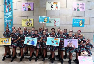 karnevalistische Mädchen präsentieren im Düsseldorfer Landtag die Kampagne zu Kinderrechten im Karneval