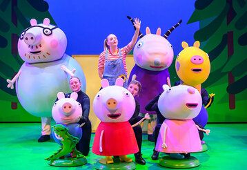 Schauspielerinnen und Peppa Wutz-Figuren auf einer Bühne