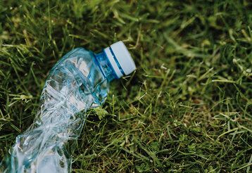 zerdötschte Pet-Flasche im Gras