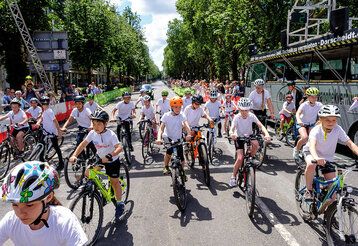 Viele Kinder mit Fahrradhelmen fahren auf der Königsallee Fahrrad, Wettbewerb
