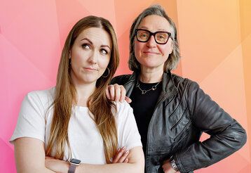 Porträt von Natalie und Pia, im Hintergrund pink, rosa und orange