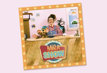 Mira sitzt mit Kater Kopernikus und Rapper-Maus MC Piep in einem Tonstudio