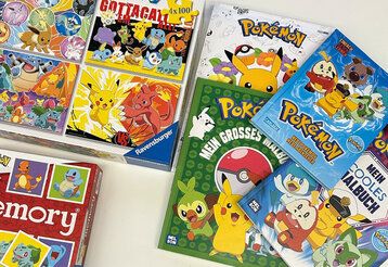 Pokemon Karten und Spiele liegen neben- und übereinander