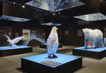Polar Experience Lebenraum Tier Ausstellung, Skulpturen: ein Adler, ein Pinguin, ein Eisbär aus Plastikmüll
