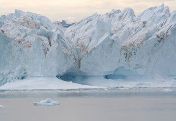 Eisberge und Meer