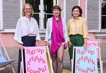 Präsentation des Pop-Up-Artistik-Festivals in Düsseldorf im Theatermuseum  mit (v.r.) Miriam Koch, Beigeordnete für Kultur und Integration, Corina Bremm, künstlerische Leiterin des Festivals, und Maren Siegel, Abteilungsleiterin im Amt für Jugend und Soziales.