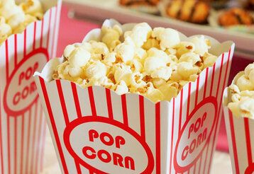 Rot/weiß gestreifte Pappschachteln mit Popcorn