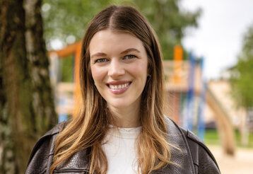 Porträt von Antonia Steinberg, im Hintergrund ein Spielplatz