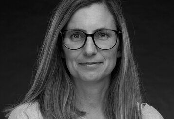 schwarz/weiß-Foto, Porträt von Dr. Michaela Hopf, Professorin für Wissenschaft, Theorien und Forschungsmethoden in der Kindheitspädagogik