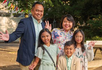 Porträt von Familie Silaban, Vater, Mutter, zwei Töchter und ein Sohn