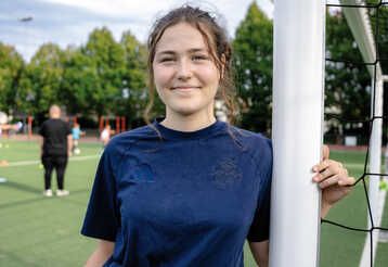 Porträt von Freya Gersdorf, sie steht am Tor auf einem Fußballplatz