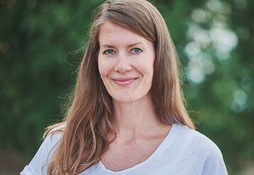 Porträt von Jessica, Hintergrund grünes Gebüsch