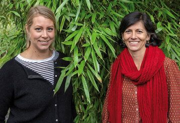 Porträt von Sonja Hirschberg und Katharina Termath, im Hintergrund Bambus
