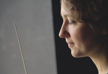 seitliches Porträt von Ustina Dubitsky